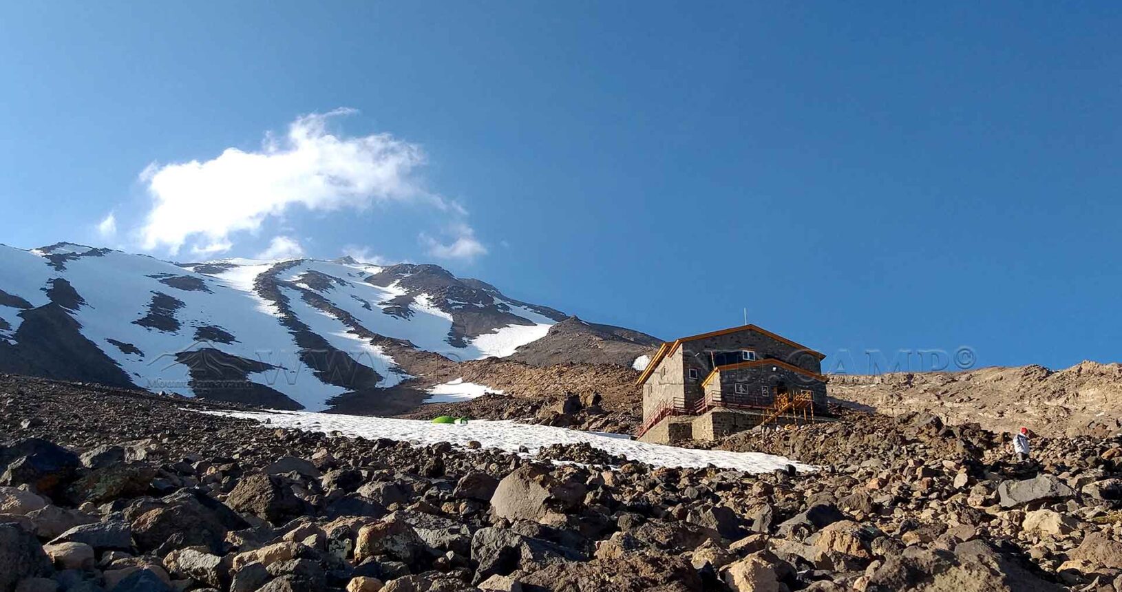 A few meters below: The new hut at Camp 3 of Mount Damavand.